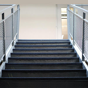 Secjalizujemy się w produkcji schodów, wykonujemy dowolne konstrukcje stalowe, a także maszyny i urządzenia. 